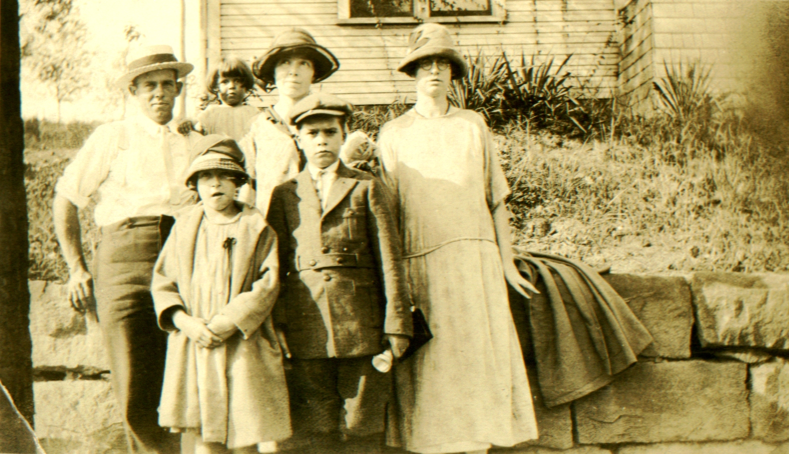  Hallie, Christine, Annette, Sylvia, Bob &  Mollie [Harbert] Bookman  (Uncle Noah A Harbert's daughter) 