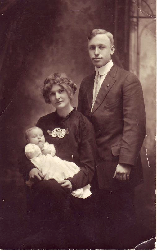  Tinsie Amsberry-Deardorf (daughter of James Amsberry & Lela Ann Harbert) with husband Earl & daughter Earlene Deardorf 