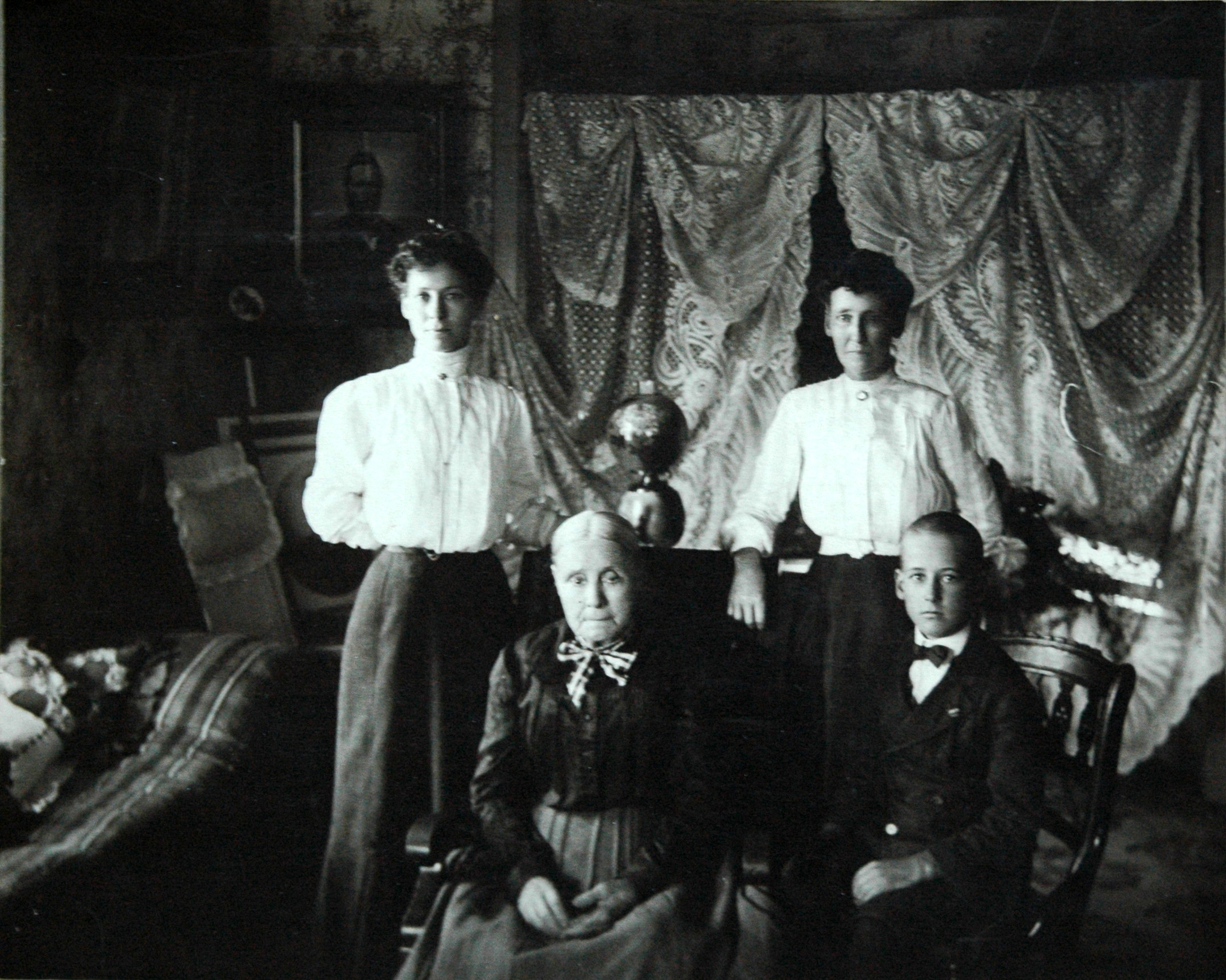  Francis Clyde Harbert (front, right) with mother Jennie Johnson & ? 